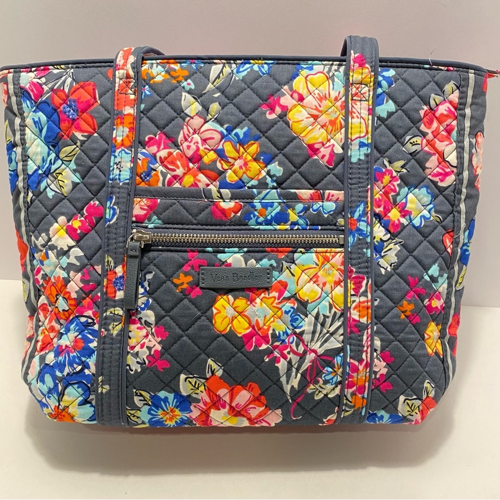 Vera Bradley Small Vera Tote. NEW. Pretty Posies. Retired pattern